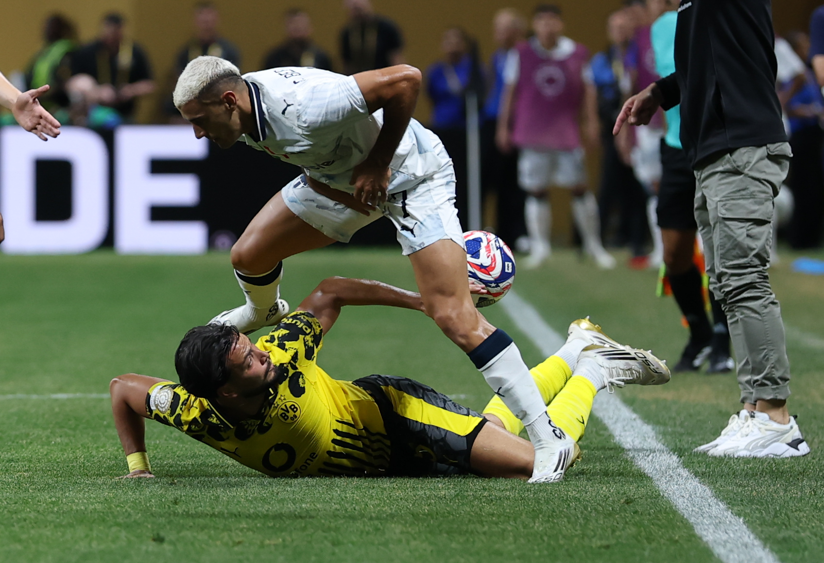 金年会官方网站-包含多特蒙德发布备战花絮，赛前遗憾出局，西甲任务艰巨，赛程密集仍需轮换的词条